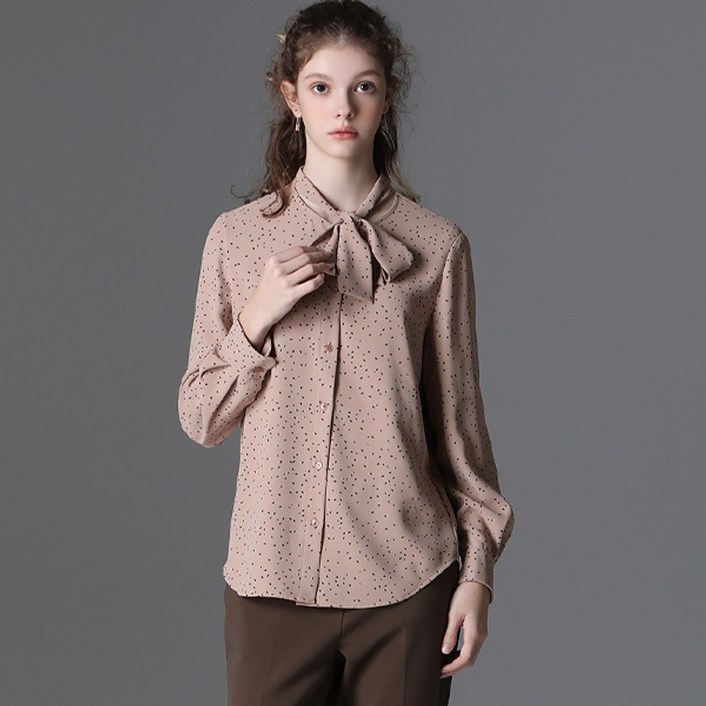 리스트 패턴 타이넥 블라우스  택가격  138000원