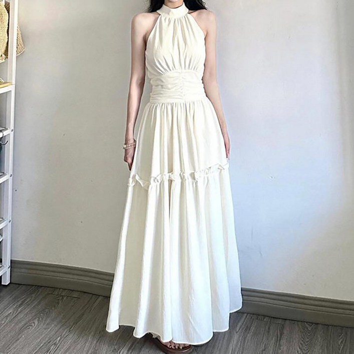 화이트 홀터넥 민소매 롱 원피스 해변 바캉스 휴가룩 슬림핏 허리 라인 강조 여름 여성용 트렌디 디자인 비보뉴