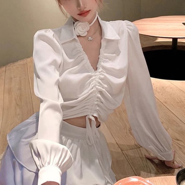 이노뱅크 여성 새틴 카라 크롭 스트링 앞 셔링 블라우스 플라워 코사지 넥밴드 세트 INO513A 이노뱅크 여성 새틴 카라 크롭 스트링 앞 셔링 블라우스 플라워 코사지 넥밴드 세트 INO513A