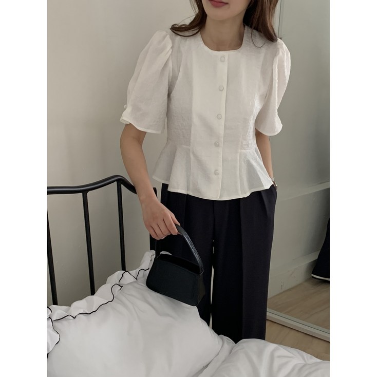 하객룩출근룩 비비안 라운드넥 페플럼 블라우스 2color 하객룩출근룩 비비안 라운드넥 페플럼 블라우스 2color